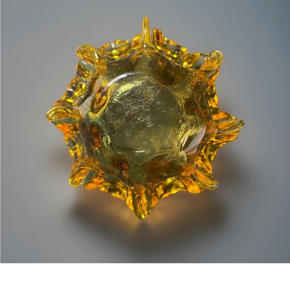 🔥 Vintage 1970’s Amber Glass Ashtray  8 Pinched Petals 4.5inWx3inH - Picture 3 of 4